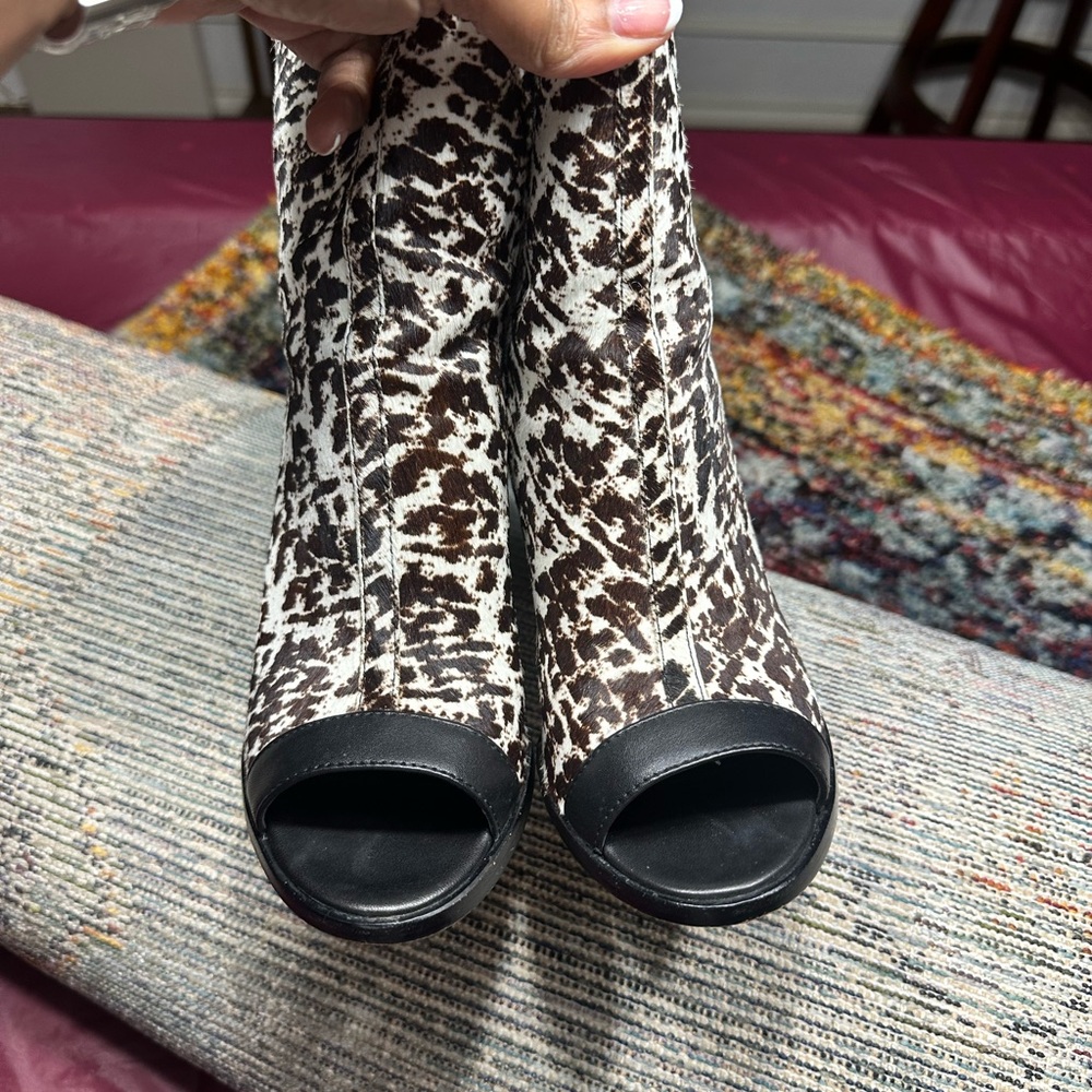 Calvin Klein Leopard print size 8 medium, color Aoft white/ black